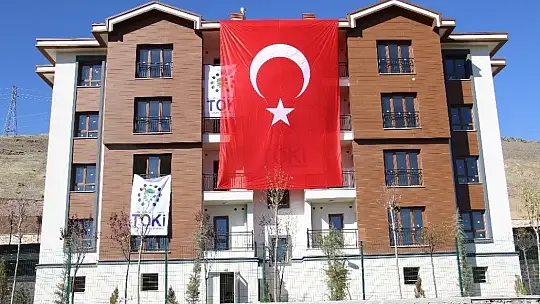 Bakan Kurum, tamamlanan deprem konutlarını inceledi