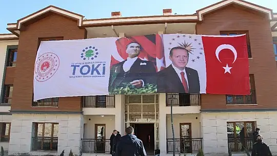 Bakan Kurum, tamamlanan deprem konutlarını inceledi