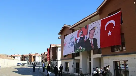 Bakan Kurum, tamamlanan deprem konutlarını inceledi