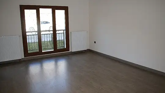 Bakan Kurum, tamamlanan deprem konutlarını inceledi