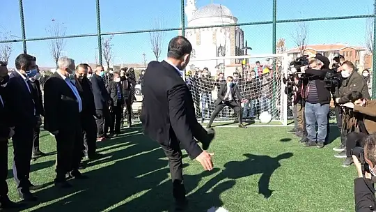 Bakan Kurum, tamamlanan deprem konutlarını inceledi