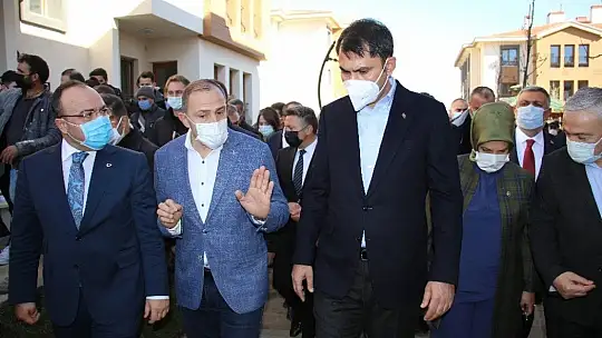 Bakan Kurum, tamamlanan deprem konutlarını inceledi