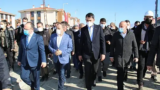 Bakan Kurum, tamamlanan deprem konutlarını inceledi