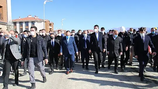 Bakan Kurum, tamamlanan deprem konutlarını inceledi