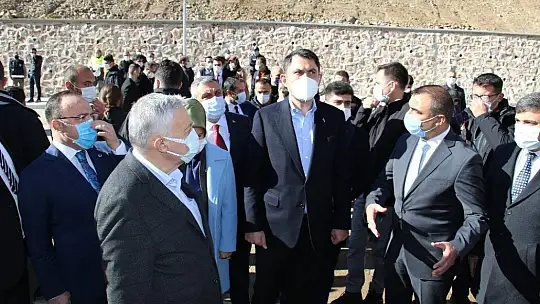Bakan Kurum, tamamlanan deprem konutlarını inceledi