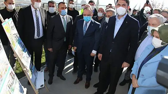 Bakan Kurum, tamamlanan deprem konutlarını inceledi