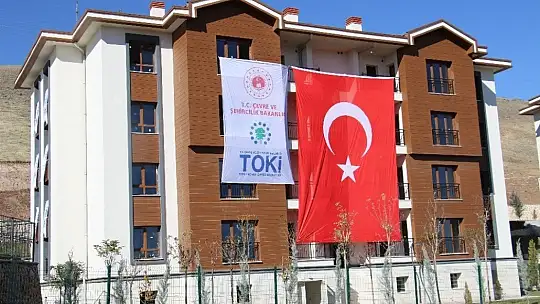 Bakan Kurum, tamamlanan deprem konutlarını inceledi