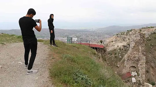 Bayram tatilinde vatandaşlar Harput'a akın etti