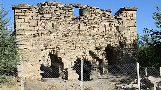 Bir dönem cami ve hastane olarak kullanılmış tam bin 200 yıllık