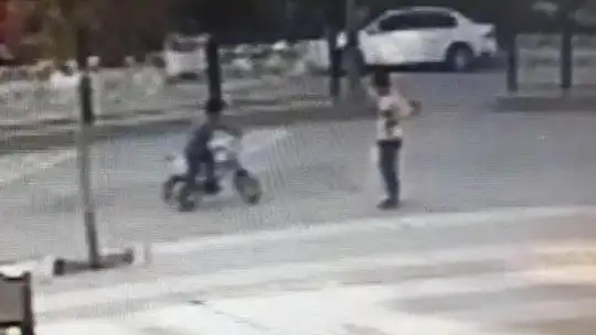 Bisiklet süren çocuğa araba çarptı, hemşire çıkan sürücü müdahale etti