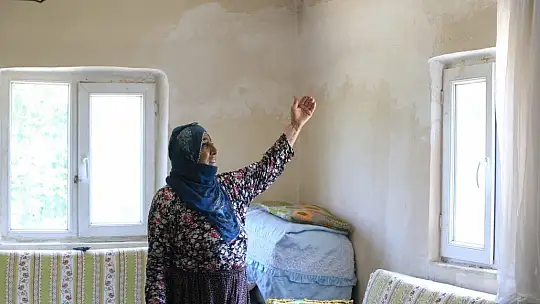 Odun parçalarıyla hasarlı evini güçlendirdi