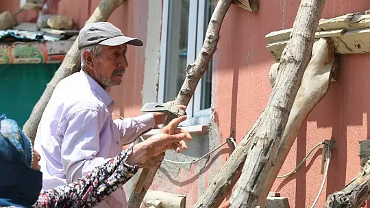 Odun parçalarıyla hasarlı evini güçlendirdi