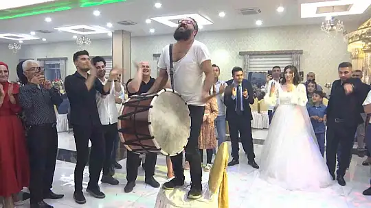 Çılgın davulcu yine kendinden geçti