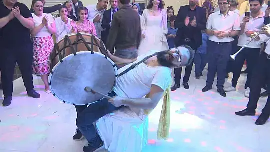 Çılgın davulcu yine kendinden geçti