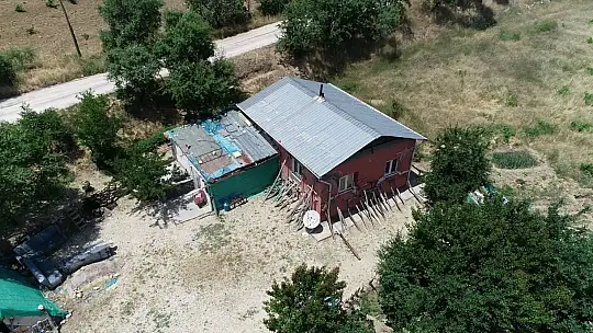 Odun parçalarıyla hasarlı evini güçlendirdi