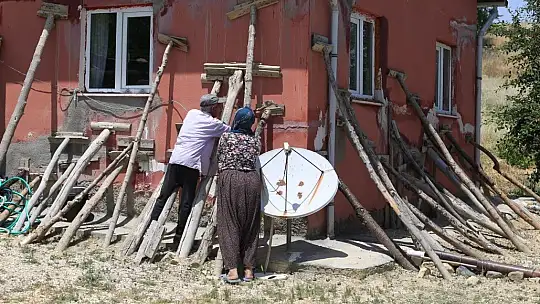 Odun parçalarıyla hasarlı evini güçlendirdi