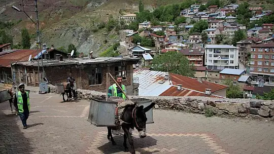 Dar sokaklardaki çöpler 'Kadrolu eşeklere' emanet