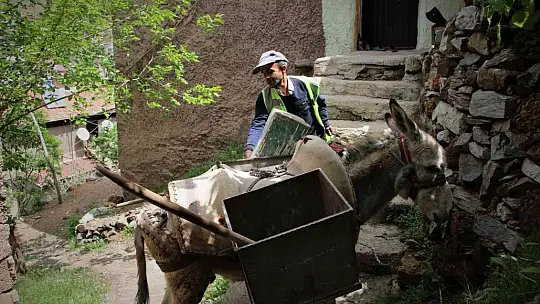 Dar sokaklardaki çöpler 'Kadrolu eşeklere' emanet