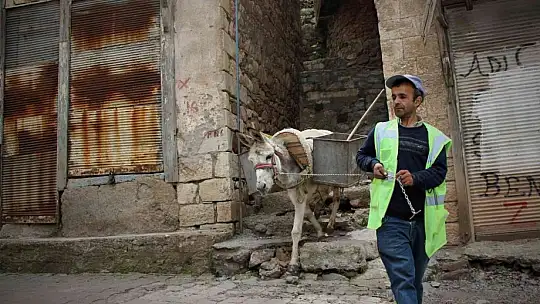 Dar sokaklardaki çöpler 'Kadrolu eşeklere' emanet