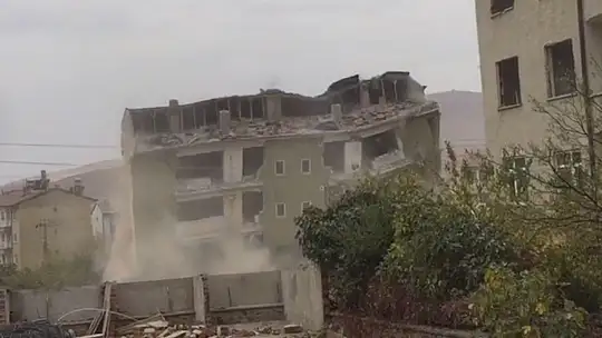 Deprem bölgesi Elazığ'da binalar böyle yıkıldı