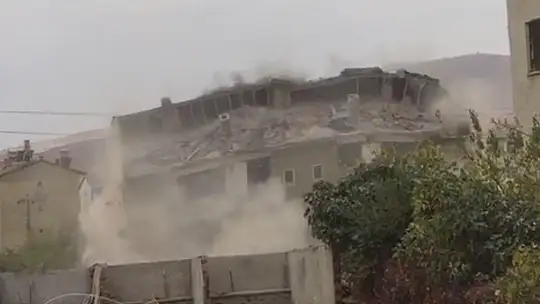 Deprem bölgesi Elazığ'da binalar böyle yıkıldı