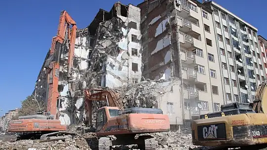 Deprem bölgesi Elazığ'da binalar böyle yıkıldı