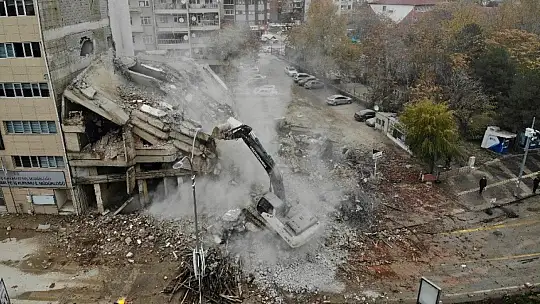 Deprem bölgesi Elazığ'da kısıtlamayla yıkımlar hız kazandı