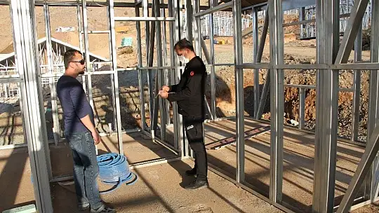 Depreme karşı yapılan çelik evler yükseliyor
