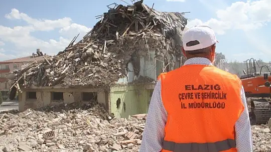 Depremin vurduğu Elazığ'da yıkımlar hızlandırıldı, 16 noktada çalışma başladı
