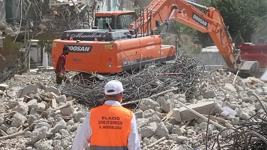Depremin vurduğu Elazığ'da yıkımlar hızlandırıldı, 16 noktada çalışma başladı