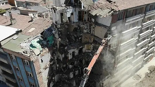 Depremin vurduğu Elazığ'da yıkımlar hızlandırıldı, 16 noktada çalışma başladı