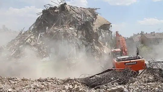 Depremin vurduğu Elazığ'da yıkımlar hızlandırıldı, 16 noktada çalışma başladı