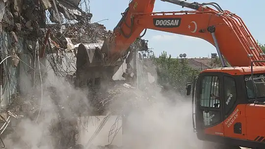 Depremin vurduğu Elazığ'da yıkımlar hızlandırıldı, 16 noktada çalışma başladı