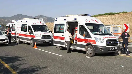 Düğünden dönen minibüs yan yattı: 14 yaralı
