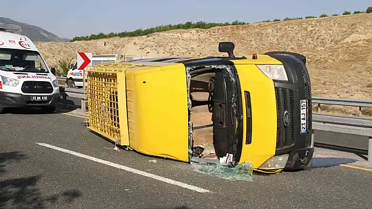Düğünden dönen minibüs yan yattı: 14 yaralı