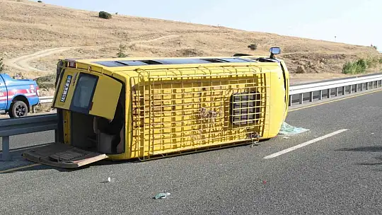 Düğünden dönen minibüs yan yattı: 14 yaralı