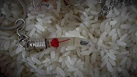Ekmeğini pirinç tanelerinden kazanıyor