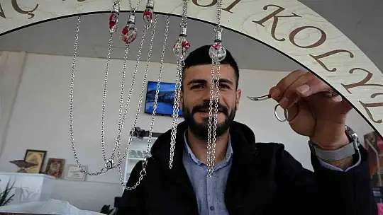 Ekmeğini pirinç tanelerinden kazanıyor
