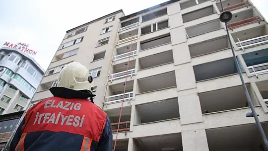 Elazığ'a hasarlı binada yangın