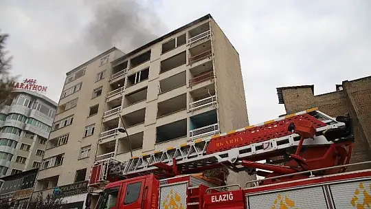 Elazığ'a hasarlı binada yangın