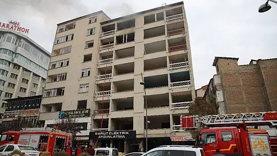 Elazığ'a hasarlı binada yangın
