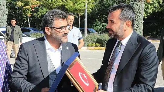 Elazığ Belediyesi çalışanlara yüzde 45 zam yaptı, Başkan Şerifoğulları kapıda çiçeklerle karşılandı