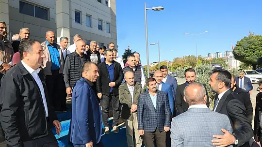 Elazığ Belediyesi çalışanlara yüzde 45 zam yaptı, Başkan Şerifoğulları kapıda çiçeklerle karşılandı
