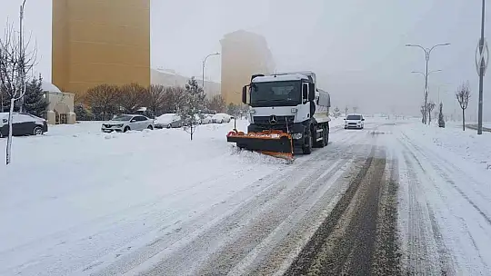 Elazığ Belediyesi karla mücadele çalışmalarını sürdürüyor