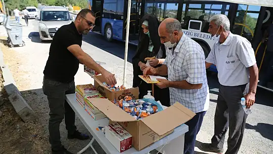 Belediye'den Su ve Lokum İkramı