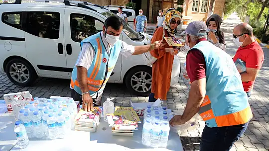 Belediye'den Su ve Lokum İkramı