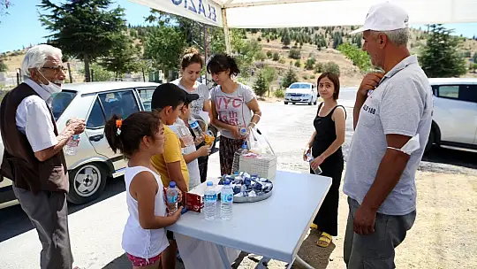 Belediye'den Su ve Lokum İkramı