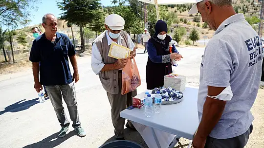 Belediye'den Su ve Lokum İkramı