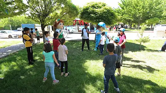Elazığ çocuklar hem çevreyi temizledi hem eğlendi