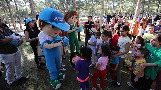 Elazığ çocuklar hem çevreyi temizledi hem eğlendi